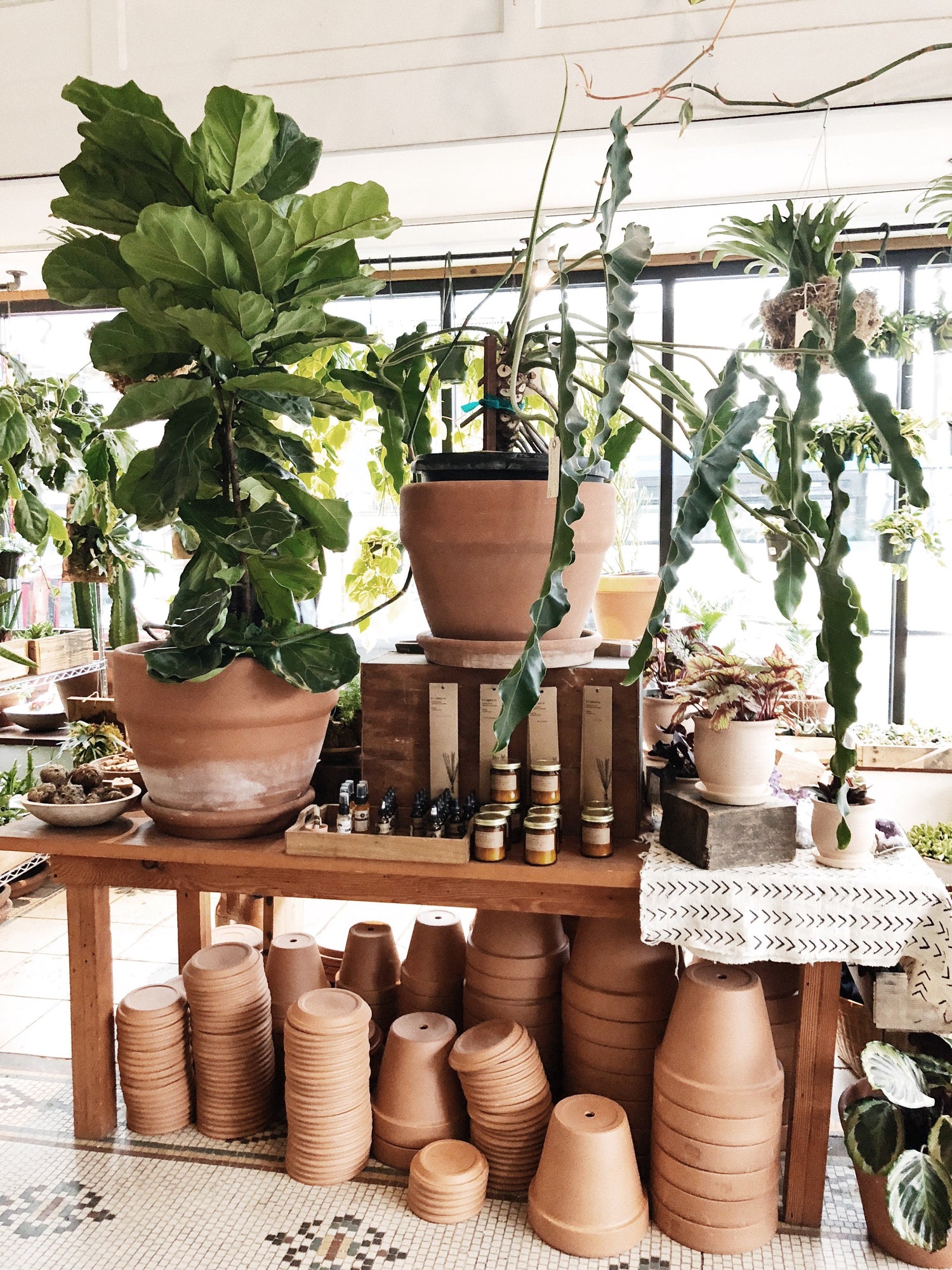 Pile de pots de grès en dessous d'une table